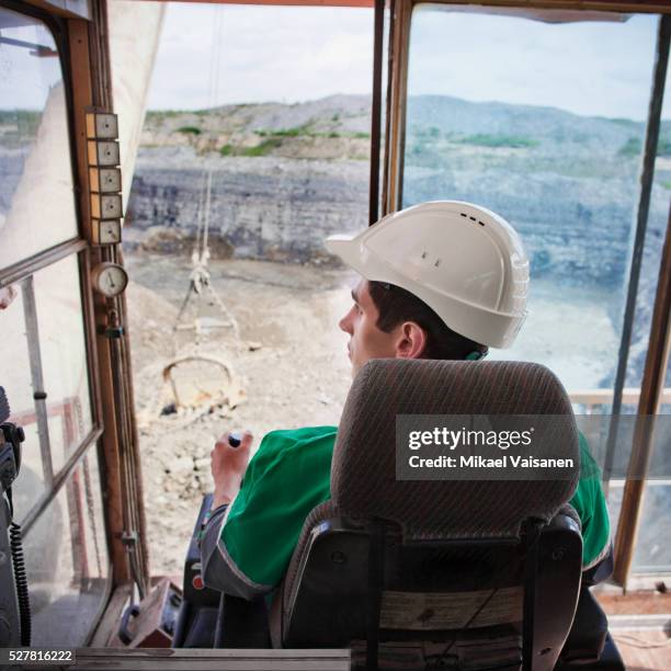 crane operator in cockpit - guindaste maquinaria de construção imagens e fotografias de stock