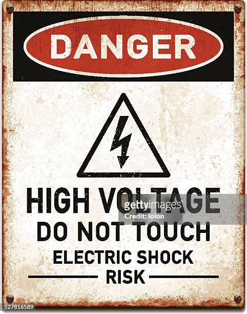 ilustraciones, imágenes clip art, dibujos animados e iconos de stock de curado metálico cartel warning_vector con peligro de alta tensión - alto voltaje