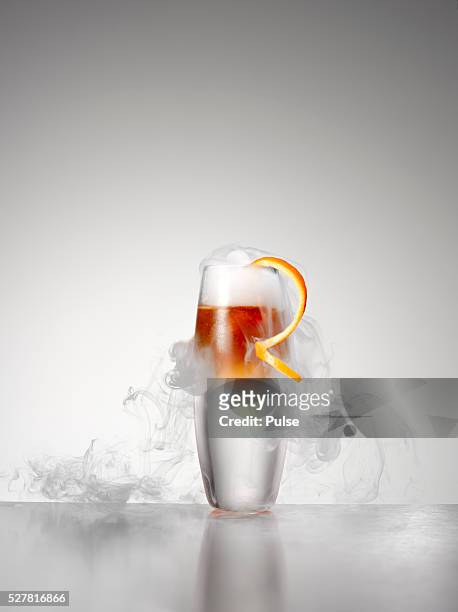 liquid nitrogen cocktail. - liquid nitrogen foto e immagini stock