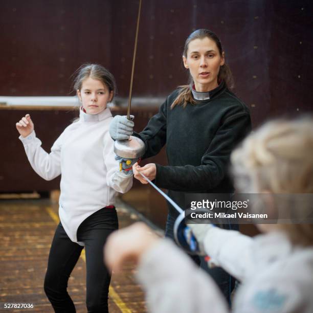 fencing sports with children - fechten stockfoto's en -beelden