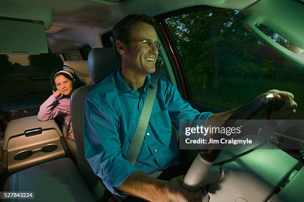 father driving while daughter watches dvd - dvd player in car stock pictures, royalty-free photos & images