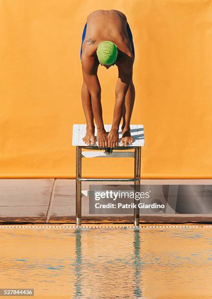 swimmer preparing to dive into pool - trampolino piscina foto e immagini stock