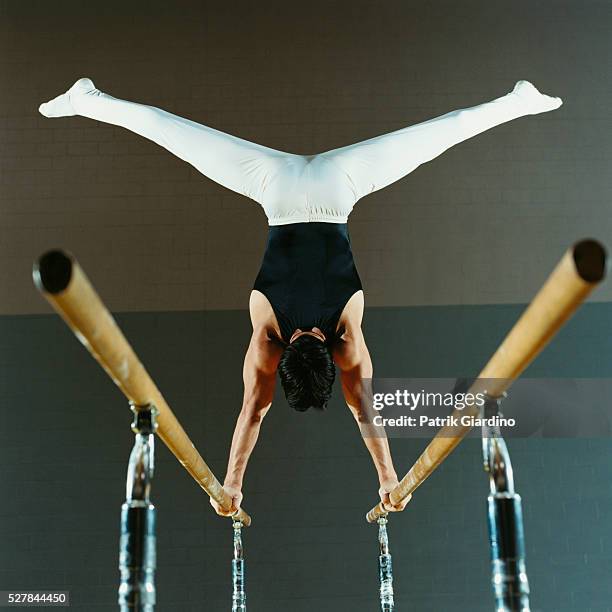 gymnast balancing on parallel bars - parallel bars gymnastics equipment 個照片及圖片檔