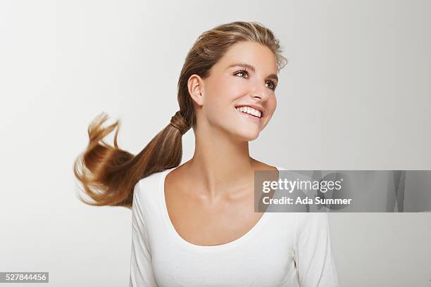 portrait of blonde hair woman with ponytail - blonde hair tied back photos et images de collection