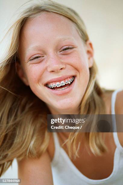 smiling adolescent girl with braces - zahnspange stock-fotos und bilder