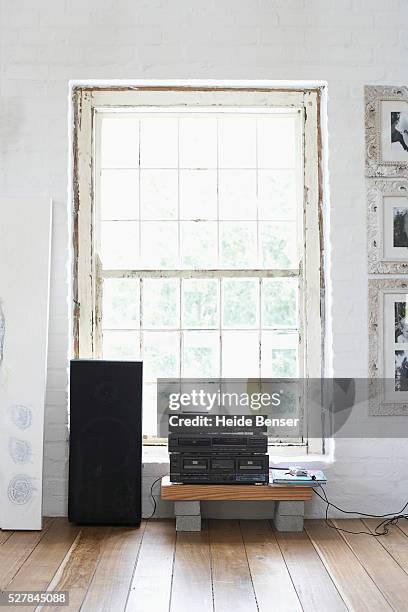 stereo in apartment - stereoanlage stock-fotos und bilder