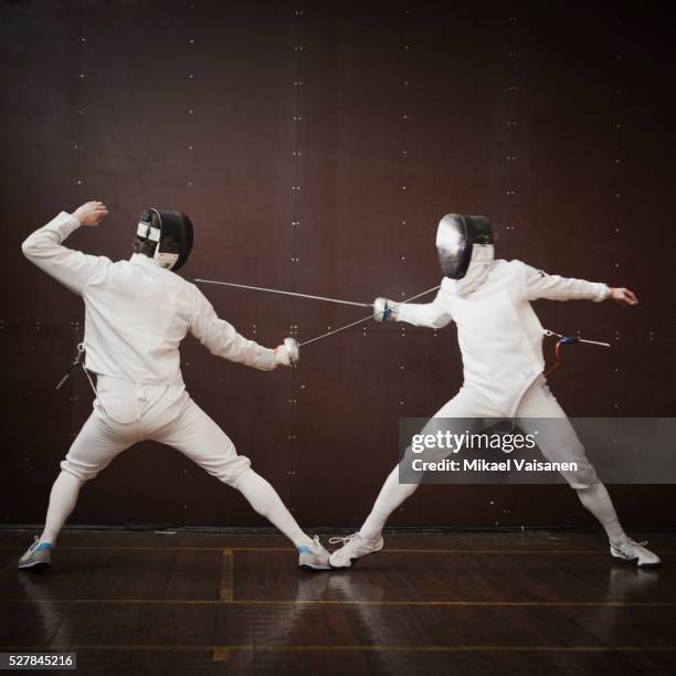 fencing sports - fechten stockfoto's en -beelden