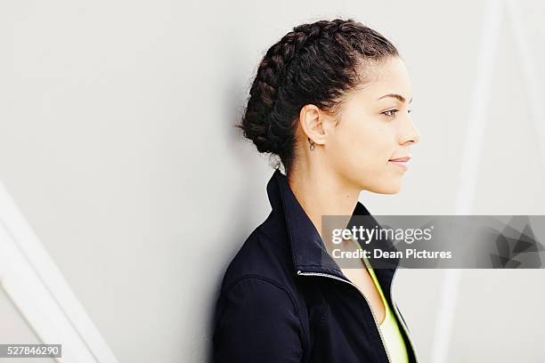 profile of a young woman (25-30 year old) outdoors - lightskinned stock pictures, royalty-free photos & images