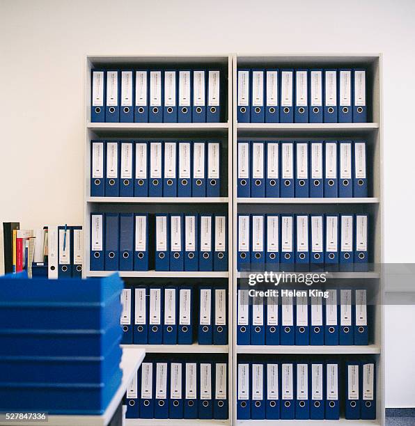 organized filing shelves - archive the office stockfoto's en -beelden