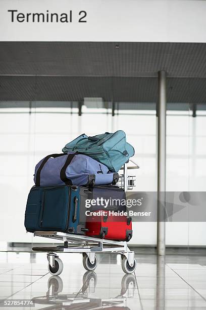 suitcases on baggage cart - carrito-para-equipaje fotografías e imágenes de stock