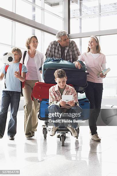 family in airport - luggage trolley stock pictures, royalty-free photos & images