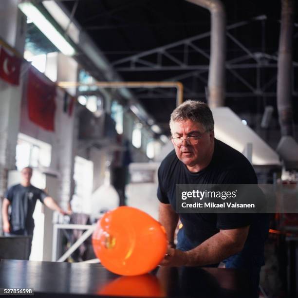 worker working on glass - glass blowing stock pictures, royalty-free photos & images