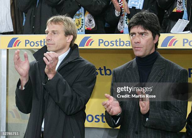 Fussball : Laenderspiel 2005, Duesseldorf, 09.02.05 2:2;Deutschland - Argentinien ;Juergen KLINSMANN/Bundestrainer, Jogi LOEW/Co-Trainer applaudieren...