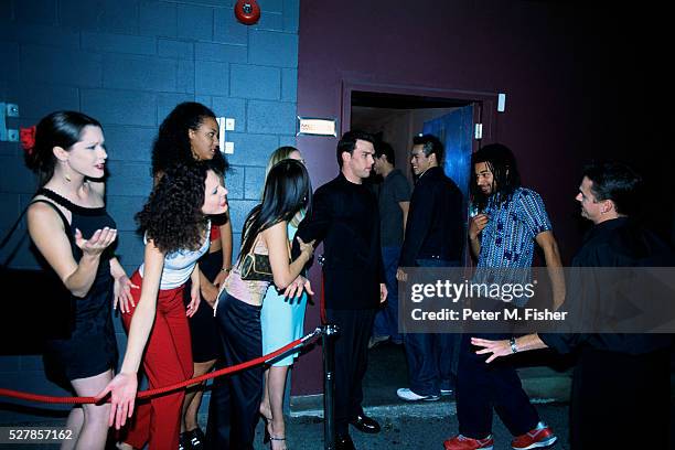 bouncer allowing men into nightclub - fare la fila foto e immagini stock