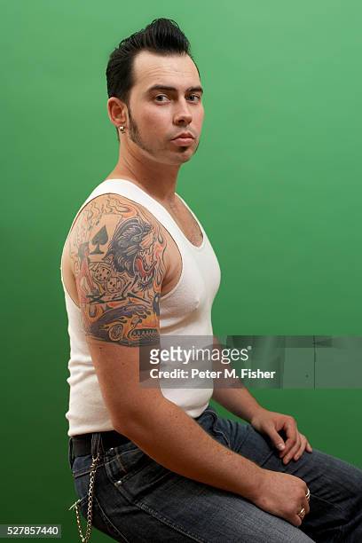 man with tattoo and pompadour - rockabilly stockfoto's en -beelden