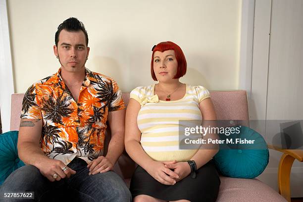 pregnant rockabilly couple on sofa - 50s rockabilly men stock pictures, royalty-free photos & images