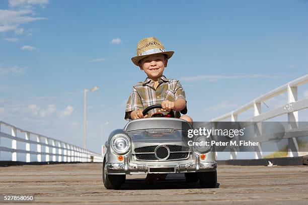 boy driving toy car - toy car 個照片及圖片檔