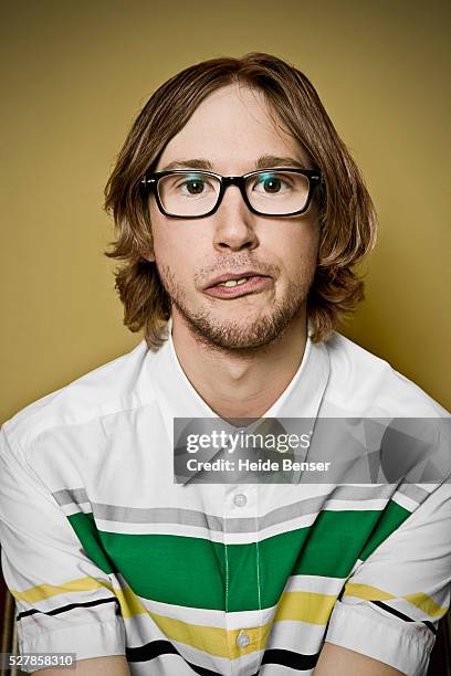 portrait of man wearing glasses and making face, studio shot - geek 個照片及圖片檔