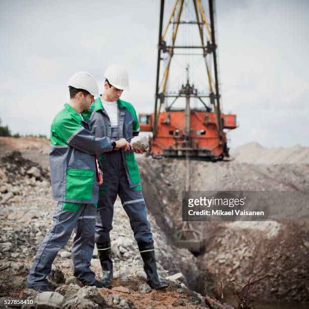 workers in open-pit mine - geologie stock-fotos und bilder