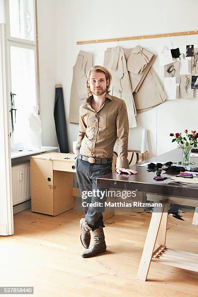 portrait of male designer in studio - créateur de mode photos et images de collection