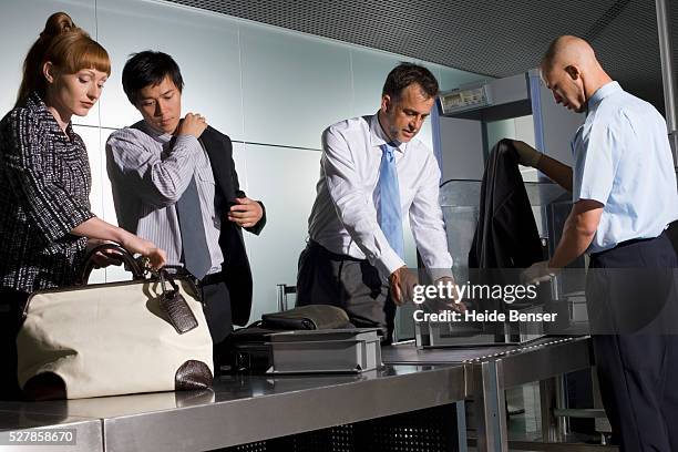 travelers going through airport security - posto de controlo de segurança imagens e fotografias de stock