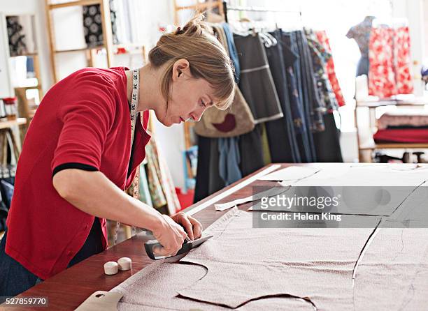 dressmaker at work - sastre fotografías e imágenes de stock