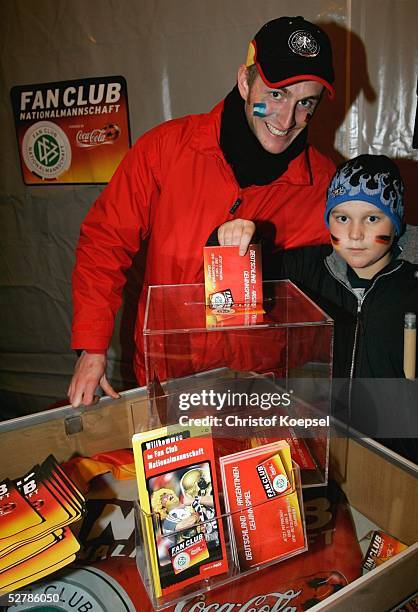 Fussball : Laenderspiel 2005, Duesseldorf, 09.02.0;Deutschland 2;Mitarbeiter Fan Club Nationalmannschaft und jugendlicher Fan beim Einwerfen einer...