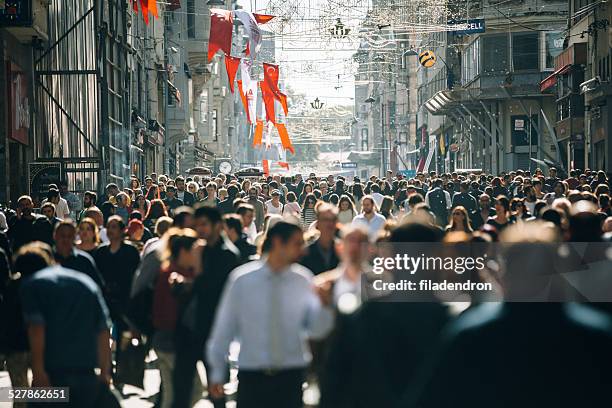 lotado rua em istambul istiklal - sea of marmara imagens e fotografias de stock