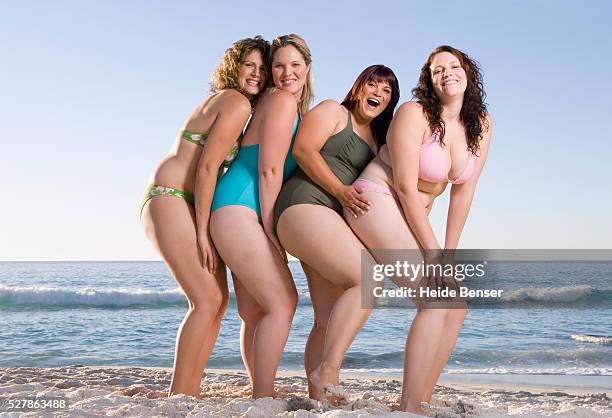 women at beach - eendelig zwempak stockfoto's en -beelden