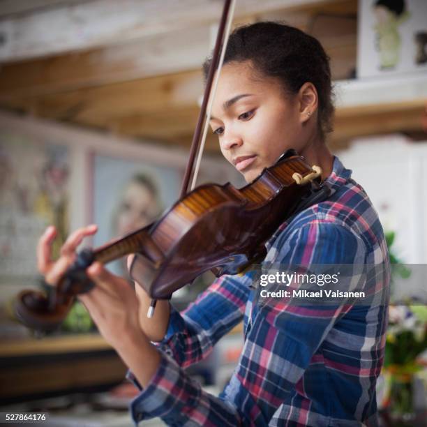 woman playing violin - violist stockfoto's en -beelden