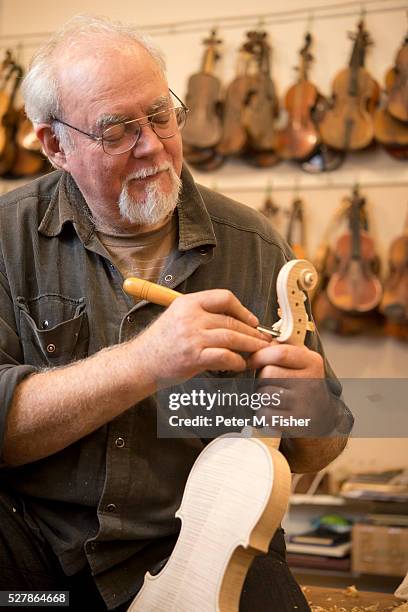 violin maker makes violin using traditional tools - instrumentenmaker stockfoto's en -beelden