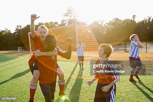 boys' soccer team (8-9) celebrating victory - rivalry stockfoto's en -beelden