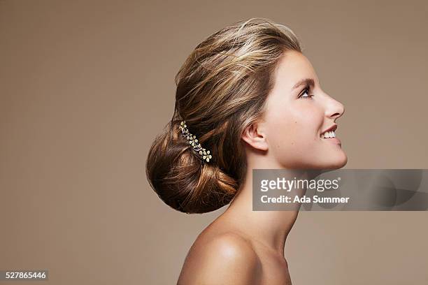 woman with chignon and hair slide - stile di capelli foto e immagini stock