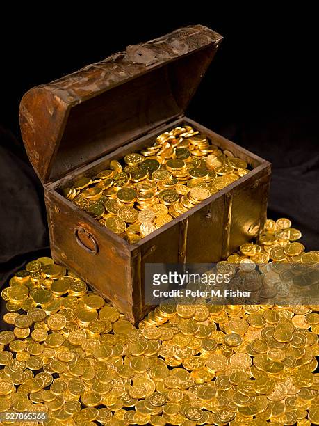 treasure chest full of gold - schatzkiste stock-fotos und bilder