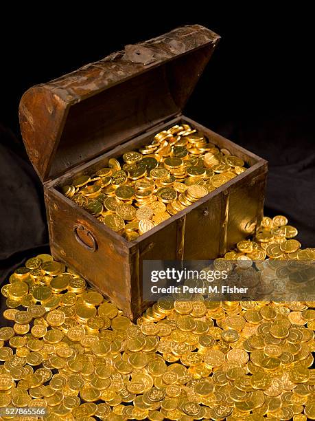 treasure chest full of gold - schatkist stockfoto's en -beelden