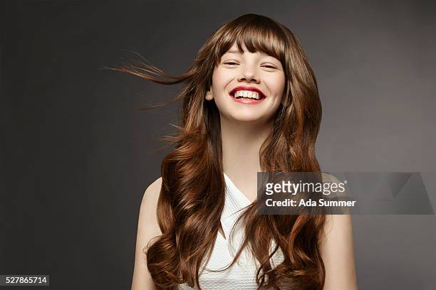 studio shot of smiling young woman - bangs fotografías e imágenes de stock
