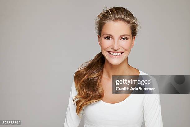 portrait of young woman with ponytail - paardenstaart haar naar achteren stockfoto's en -beelden