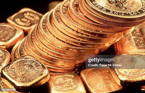 stack of gold coins - goldbarren stock-fotos und bilder