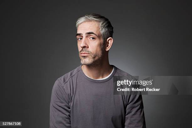 studio shot of man with graying hair - grijs haar stockfoto's en -beelden