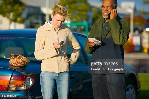 people discussing a broken headlight - tail light stock pictures, royalty-free photos & images