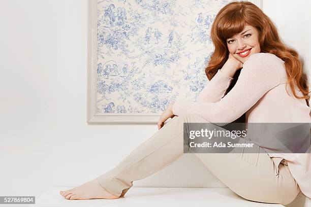 young woman sitting on bench - golvend haar stockfoto's en -beelden