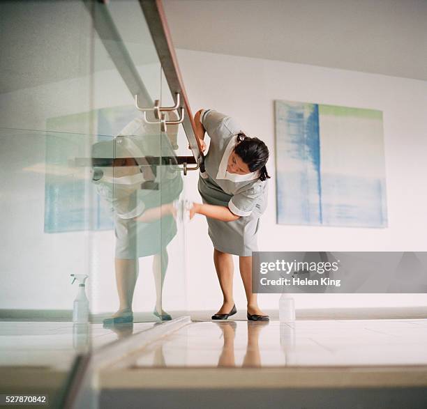 housekeeper cleaning - criado fotografías e imágenes de stock