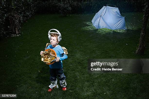 boy (7-9) in astronaut costume - contraptie stockfoto's en -beelden