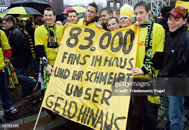 Fussball : 1. Bundesliga 04/05, Dortmund, 12.02.05;Borussia Dortmund - VfL Bochum;Fan-Demonstration vor dem Spiel auf dem Friedensplatz in Dortmund