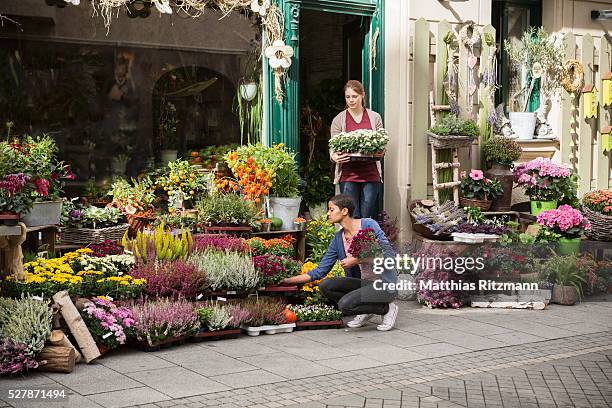 flower vendors arranging bouquets - florist arranging stock pictures, royalty-free photos & images