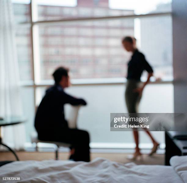 soft-focus couple talking in a bedroom - softfocus stock-fotos und bilder