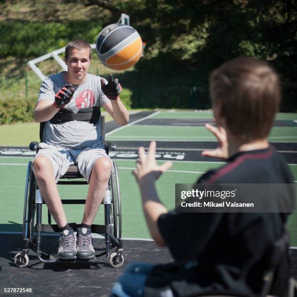 wheelchair basketball - basketbal teamsport photos et images de collection