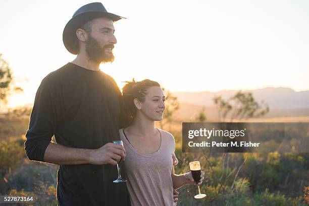 tourists enjoying glass of wine at sunset in flinders rangers, australia - female bush photos stockfoto's en -beelden