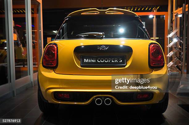gelbe mini cooper s auto in einem schaufenster - heck stock-fotos und bilder