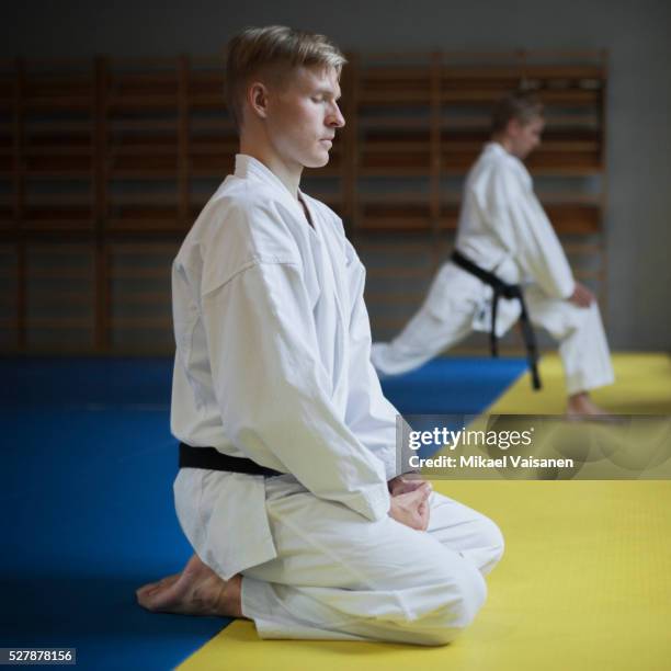 two karate practioners at training - dojo photos et images de collection